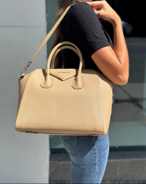 Givenchy Antigona Medium in Grained Leather
